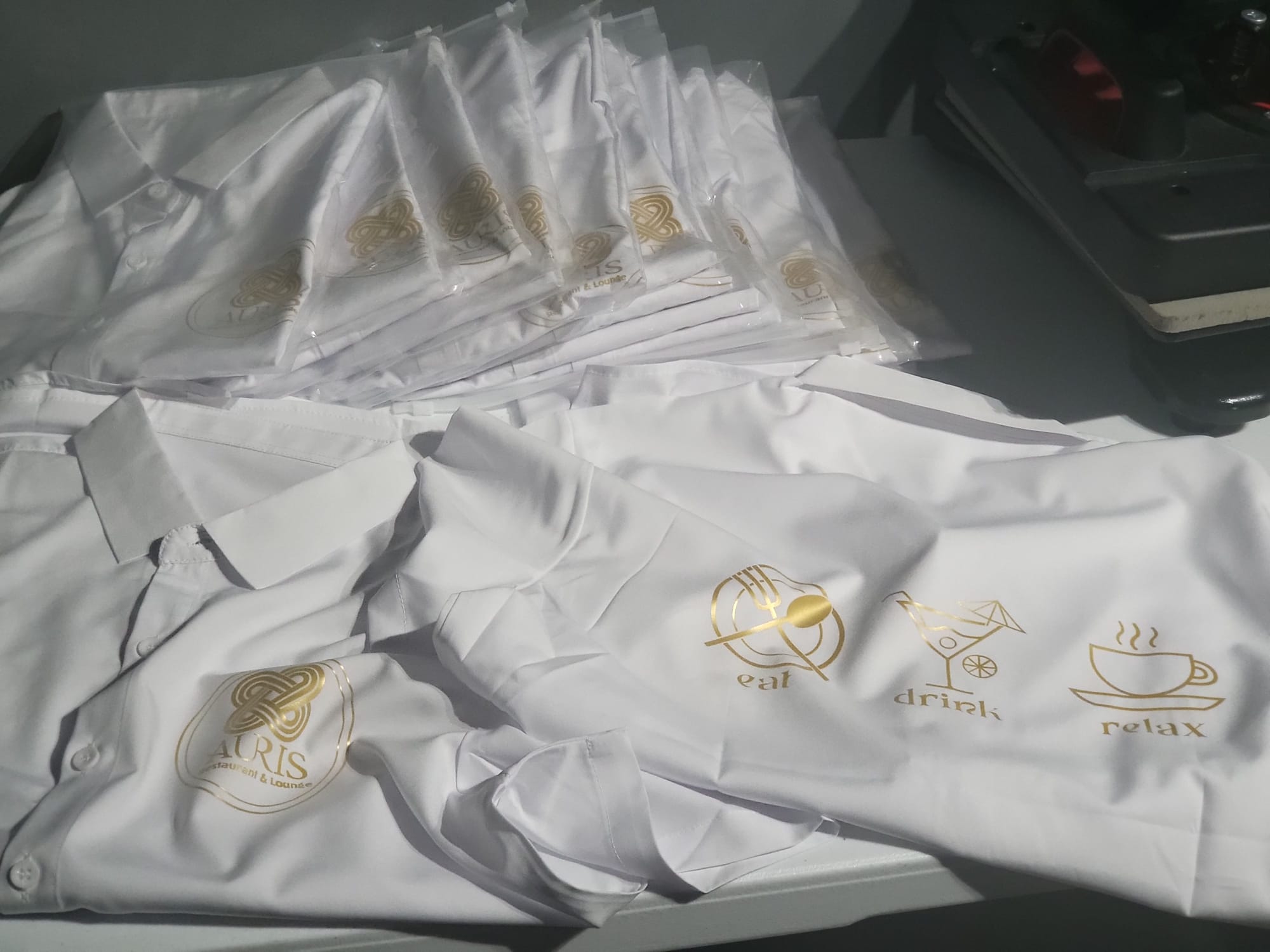 Auris restaurant - bar tops packed